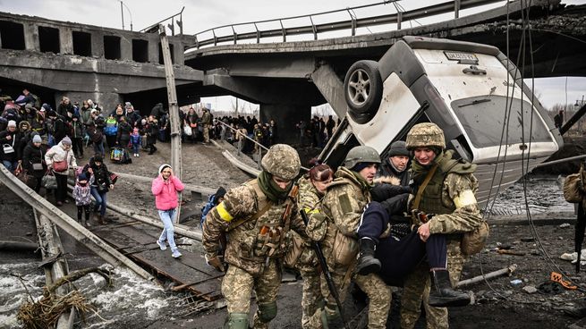 Soldados ucranianos socorren a civiles que trataban de huir de Irpin, en las afueras de Kiev.