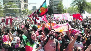 DOS CARAS. Miles de personas se agruparon a celebrar con bailes y cánticos en la Plaza Dignidad.
