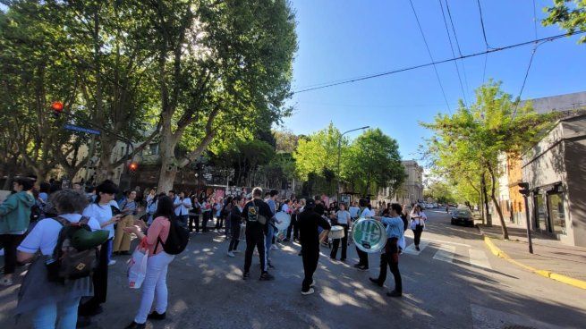 Los trabajadores del hospital se congregaron afuera del lugar para llevar a cabo su reclamo.