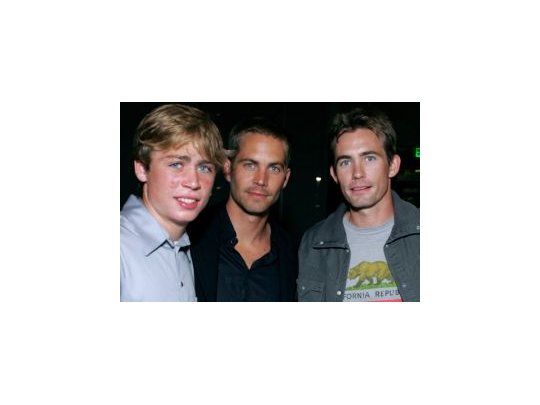 Paul Walker y sus hermanos.