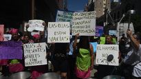 Efectivos de la Policía Federal vallaron el Hotel Libertador, donde se hospeda el presidente Javier Milei, ante la protesta de Barrios de Pie.