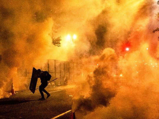 La polic&iacute;a federal reprimi&oacute; con gases lacrim&oacute;genos las protestas en Portland, Oregon.