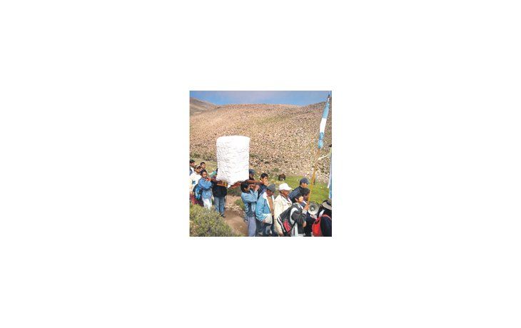 ámbito.com | La Fe de los peregrinos se manifiesta a través del sacrificio de llegar a la Capilla de Punta Corral, a más de 2.000 metros de altura.