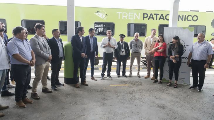 El gobernador de Río Negro, Alberto Weretilneck, presidió el acto de reanudación del Tren Patagónico. El gobernador de Río Negro, Alberto Weretilneck, presidió el acto de reanudación del Tren Patagónico.