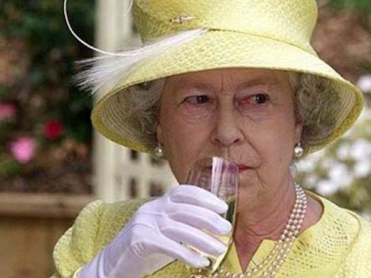 Se trata de ginebrasaborizada con limón, verbena, frutos rojos y hojas de mora recogidas de losjardines de la reina Isabel II en el Palacio de Buckingham