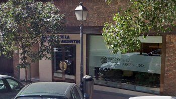 La sucursal del Banco Nación en Madrid queda ubicada en la calle Núñez de Balboa 73, en el selecto barrio Salamanca, a unas 10 cuadras de la embajada de los Estados Unidos en España.