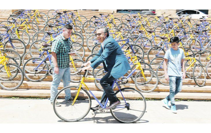 BICICLETA. Cornejo probó ayer una de las unidades que se entregan a alumnos de escuelas rurales, para fomentar el uso de movilidad sustentable.