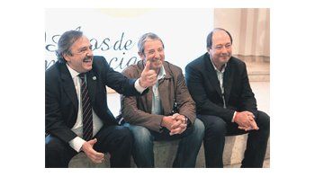 Ricardo Alfonsín, Julio Cobos y Ernesto Sanz hicieron el repaso del resultado de las elecciones del domingo frente a todos los candidatos radicales en un acto para recordar los 30 años de la vuelta a la democracia.