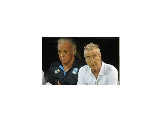 Basile y el Panadero Díaz. Racing por momentos mostró gran conexión entre las líneas.