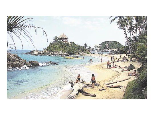 Arena blanca, mar turquesa y densa vegetación sobre la costa de cabo San Juan, la zona más concurrida del Tayrona.