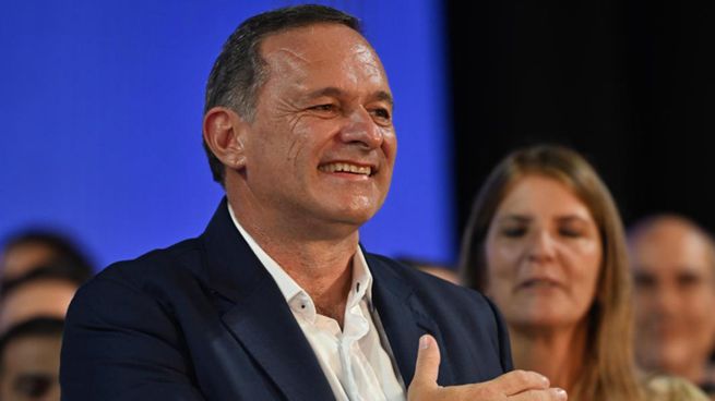 Álvaro Delgado mantiene su favoritismo en la interna blanca según una reciente encuesta.