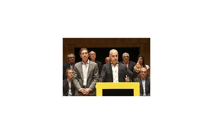 Horacio Rodríguez Larreta y Diego Santilli encabezaron la presentación del nuevo gabinete porteño.