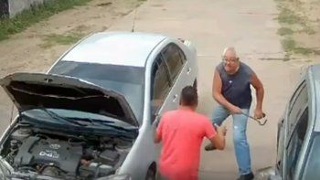locura en un taller: ataco con una barreta a un mecanico