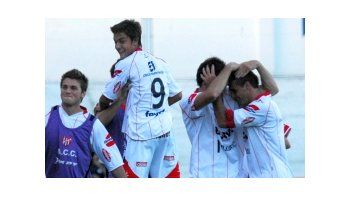 Festejo. Instituto celebra la victoria ante Boca Unidos de Corrientes que lo deja como único líder de la B Nacional.