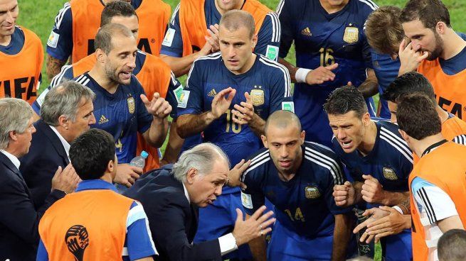 A un pasito. Claudio Gugnali (detrás de Alejandro Sabella) en el estadio Maracaná durante una de las arengas en la final del Mundial 2014.&nbsp;