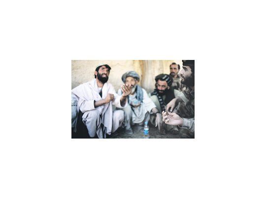 Afganos de Kandahar son indagados por un soldado.