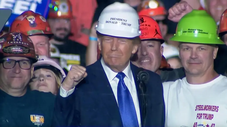 Donald Trump, en campaña junto a trabajadores del acero. 