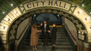 El nuevo Alcalde de la ciudad de Nueva York jura sobre el Corán, lo que desata el ataque en su contra. El nuevo Alcalde de la ciudad de Nueva York jura sobre el Corán, lo que desata el ataque en su contra.