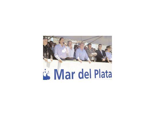 Felipe Solá, flanqueado por el vicepresidente Daniel Scioli y el intendente DanielKatz, lanzó ayer la temporada en Mar del Plata. Hoy asumirán los consejeros del PJ, y mañana el gobernador bonaerense dará a conocer su línea interna.
