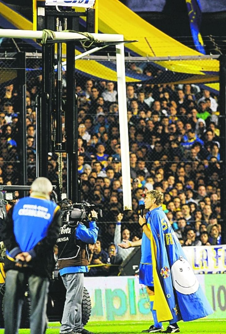 Palermo received a particular gift from Boca in his last game in La Bombonera. Palermo received a particular gift from Boca in his last game in La Bombonera.