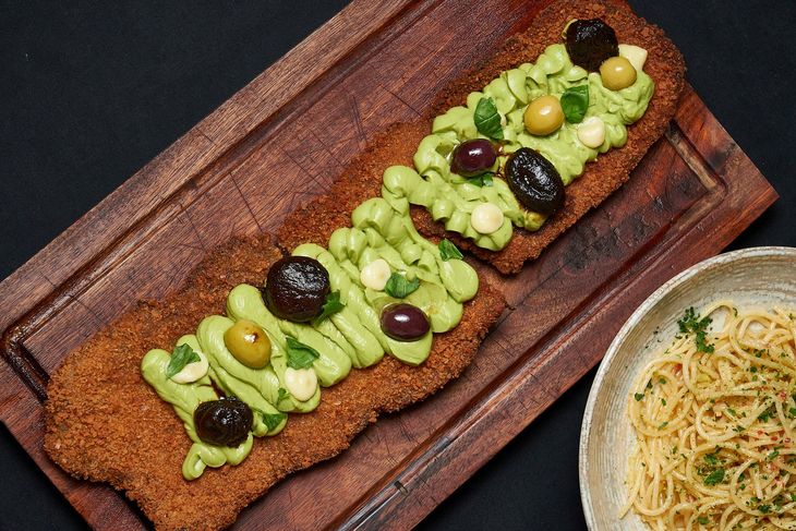 Para acompañar las distintas opciones de milanesa se puede elegir entre spaghetti con manteca de peperoncino o emulsión de papa con reggianito y oliva. Para acompañar las distintas opciones de milanesa se puede elegir entre spaghetti con manteca de peperoncino o emulsión de papa con reggianito y oliva.