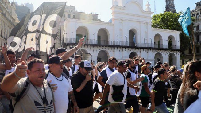 Los manifestantes ya empezaron a llegar a la Plaza de Mayo.