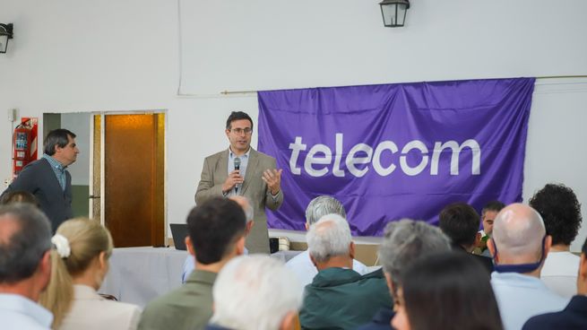 Fernando Feytes, Head of IoT de Telecom Argentina, durante la inauguración del cluster colaborativo, junto a sus socios estratégicos y representanes de los municipios.