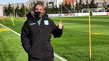 Sebastián Beccaccece saluda en el regreso de Racing a los entrenamientos.
