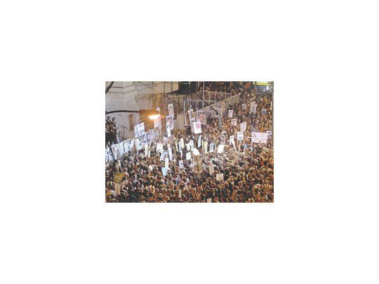 Con una Plaza Lavalle colmada de vecinos de Buenos Aires que portaban velas encendidas, se cumplió ayer la segunda convocatoria de Juan Carlos Blumberg, padre de un joven asesinado el 23 de marzo, reclamando justicia y medidas frente a la ola criminal. Blumberg le entregó un petitorio al vicepresidente de la Corte Suprema de Justicia, Augusto Belluscio, en una entrevista realizada en el 4º piso del edificio de Tribunales.