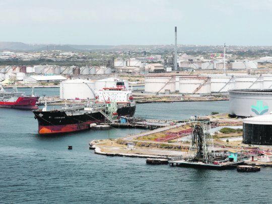 Sanciones y agonía. Tanques almacenan crudo venezolano en la terminal de Willemstad, en Curazao. La industria petrolera languidece.