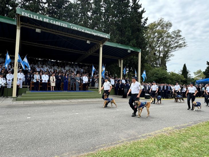 Javier Milei encabezó la ceremonia de premiación de la Escuela de Cadetes “Comisario General Juan Ángel Pirker” de la Policía Federal.