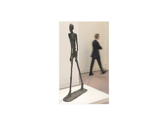 «L’Homme qui marche I», de Alberto Giacometti, batió por poco  ayer en Londres el récord absoluto para una obra de arte en subasta que tenía un Picasso vendido en 2004: 104,3 contra 104,2 millones de dólares.