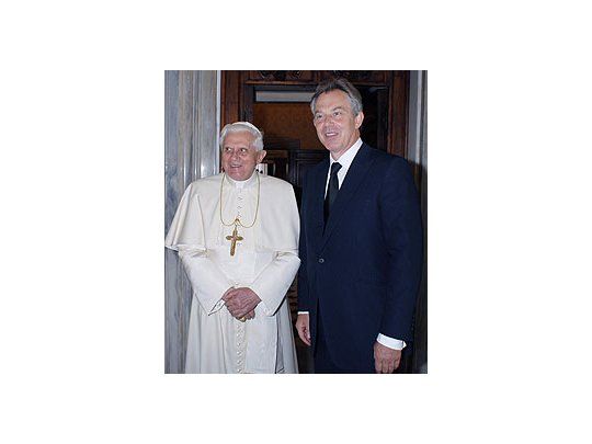 El primer ministro británico y Benedicto XVI luego de la entrevista que mantuvieron en el Vaticano.