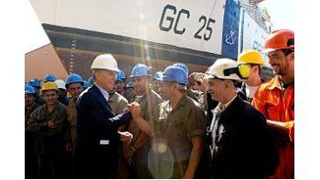 Mauricio Macri recorrió los talleres de Tandanor y saludó a los obreros del astillero.