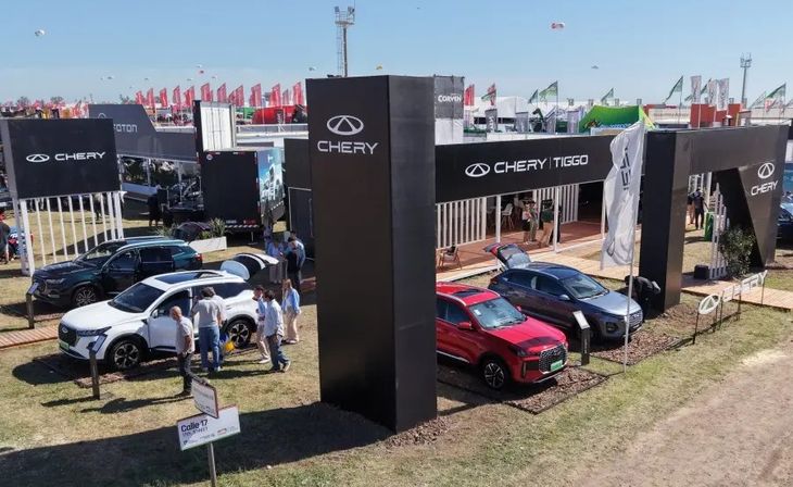 Además del anticipo del Tiggo 7 CSH, la marca también exhibe otros modelos de su línea de utilitarios deportivos, entre ellos TIGGO 2, TIGGO 4 CSH, TIGGO 7 PRO HYBRID y TIGGO 8 PRO, que conforman la actual familia de SUV de Chery. Además del anticipo del Tiggo 7 CSH, la marca también exhibe otros modelos de su línea de utilitarios deportivos, entre ellos TIGGO 2, TIGGO 4 CSH, TIGGO 7 PRO HYBRID y TIGGO 8 PRO, que conforman la actual familia de SUV de Chery.