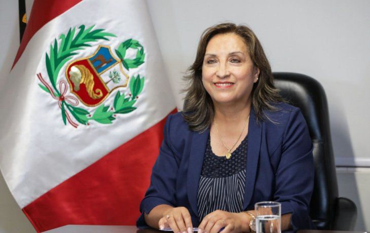 peru: la presidenta echo a 300 autoridades nombradas por castillo