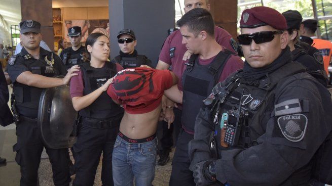 El delincuente fue llevado por personal de la Policía de la Ciudad hasta el aeroparque Jorge Newbery donde fue entregado para su salida del país,