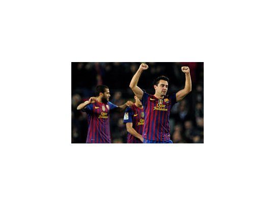 Xavi, Alves y Pedro festejan el paso a semifinales.