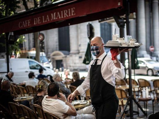 En París, abrieron bares y restaurantes y comenzaron a operar algunos vuelos de cabotaje.