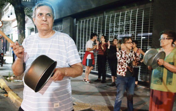 Protestas. Los cacerolazos del viernes se propagaron en las principales ciudades del país contra los aumentos de tarifas.&nbsp;