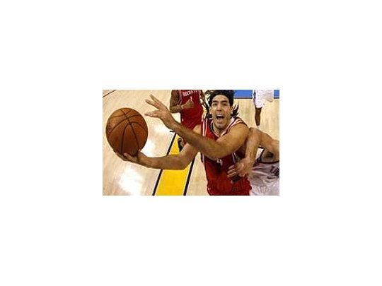 Scola y Nocioni brillan, pero sus equipos caen