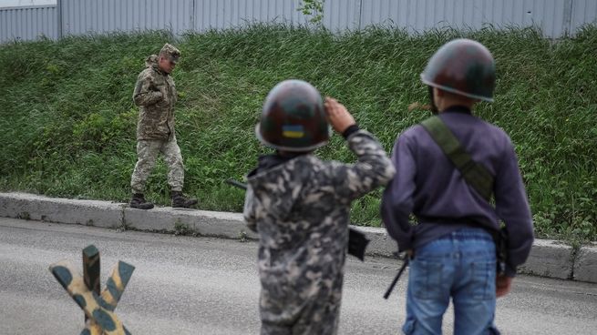 Guerra en Ucrania niños vestido de soldados