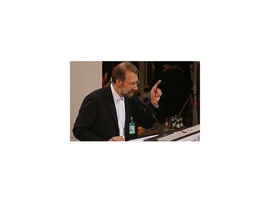Según el presidente del parlamento de Teherán, Ali Lariyani, se están llevando adelante quemas del libro sagrado del Islam en EEUU