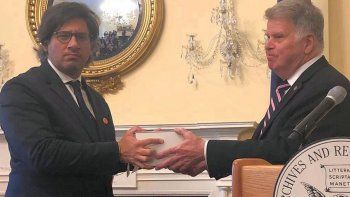 El ministro de Justicia, Germán Garavano, recibió la documentación de manos del archivista de los Estados Unidos, David Ferriero.&nbsp;