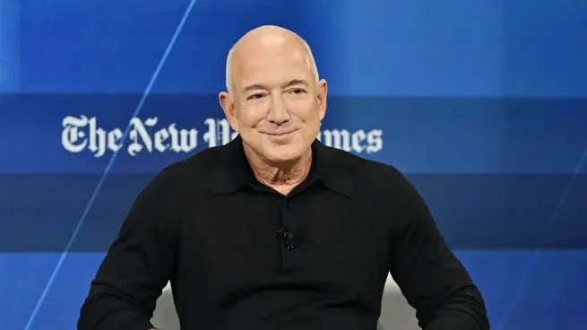 La mansión de Bezos combina historia de Hollywood, lujo, piscinas y privacidad total en casi 4 hectáreas.