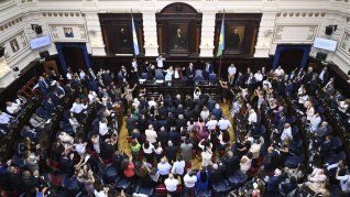 La norma habilita nuevas obligaciones financieras por u$s3.685 millones. La negociación incluyó cambios en el Banco Provincia y fondos para municipios. Las claves. La norma habilita nuevas obligaciones financieras por u$s3.685 millones. La negociación incluyó cambios en el Banco Provincia y fondos para municipios. Las claves.