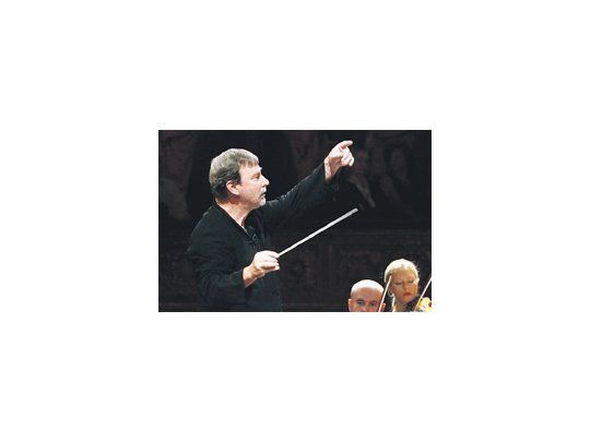 El director Okko Kamu al frente de  la Orquesta Sinfónica de Lahti hizo notables versiones de obras de Sibelius y Beethoven.