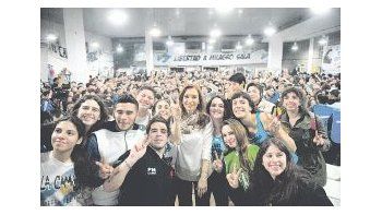 Agenda. Cristina de Kirchner se reunió con jóvenes tras acto por Hugo Chávez. Demorará varias semanas el regreso al sur.