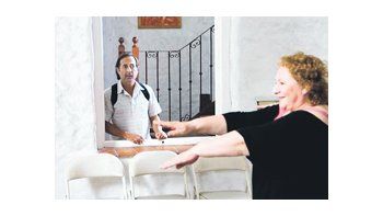 Guillermo Francella y Rita Cortese en «Los Marziano», comedia asordinada sobre dos hermanos que han dejado de hablarse, con personajes muy bien elaborados, observaciones precisas y buenas actuaciones.