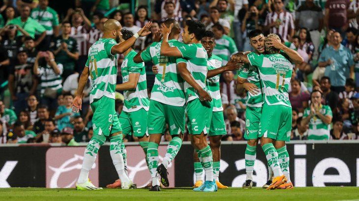 El Grupo Orlegui asumió el peligro de la mutipropiedad tras el caso León, que fue excluido por ese tema del Mundial de Clubes. Por lo tanto decidieron poner en venta al Club Santos Laguna para quedarse únicamente con el Atlas.